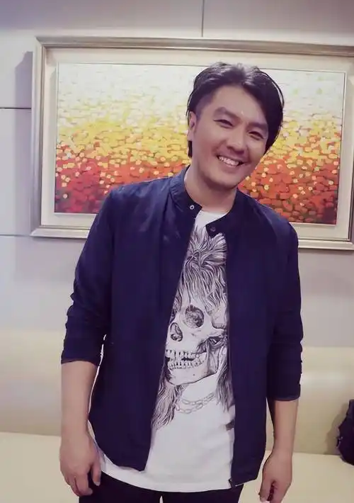 "工地歌王"阿杜:从包工头到一夜成名,为何在巅峰时期隐退?