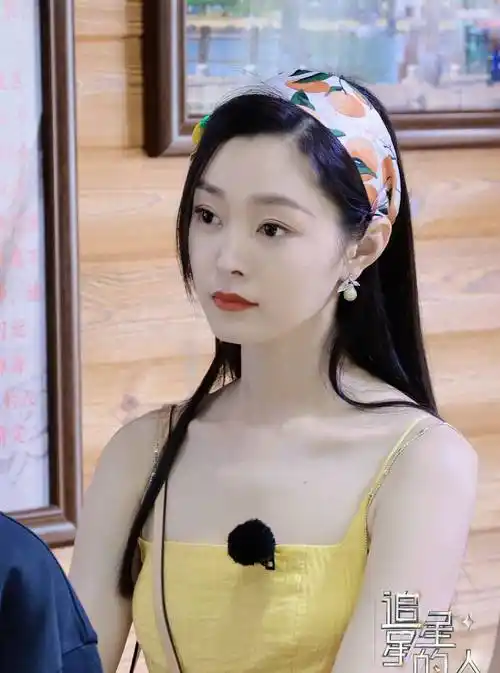 宋轶黄色吊带长裙甜美写真