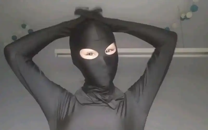 黑色头套蒙面美女