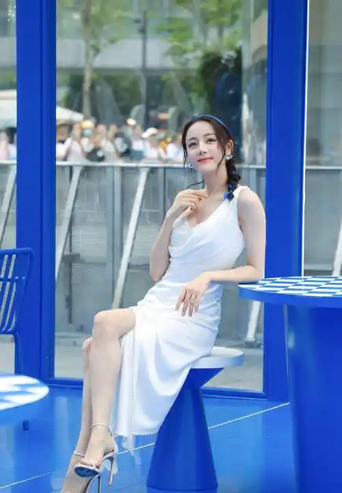 迪丽热巴本人身高168公分,身材比例已经很完美了.