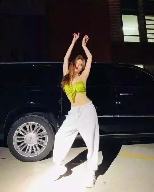 女星泫雅穿吊带热舞 上衣蝴蝶结突然散开了