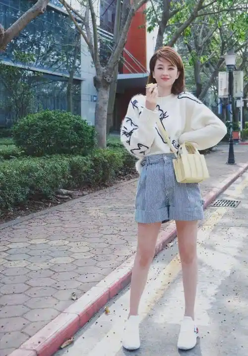 乔欣变得优雅有气质,"白富美"穿搭清新自然,瞬间秀出名媛优越感