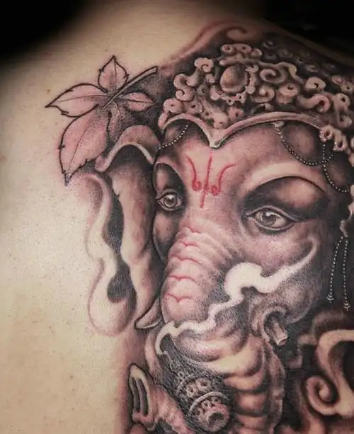 遮盖半边背部的象神纹身图片