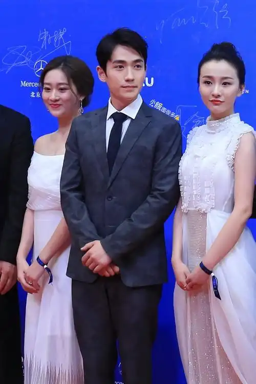 翻到手机里存的两张朱一龙出席2017年北京电影节开幕式红毯的图片