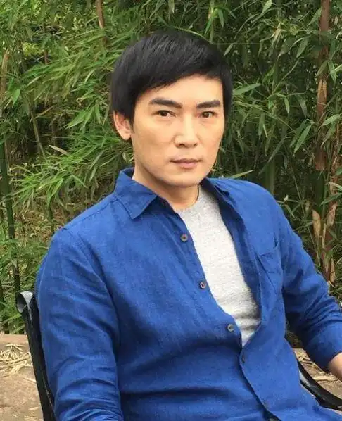 焦恩俊:曾与52岁富婆拍吻戏,后来改行当摄影师,如今怎么样了?