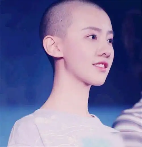 女星剃了寸头后,钟楚曦酷帅,baby精致,看到王鹤润:美出了新高度