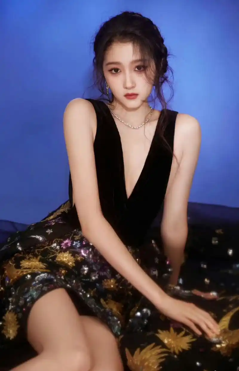 关晓彤开叉刺绣裙