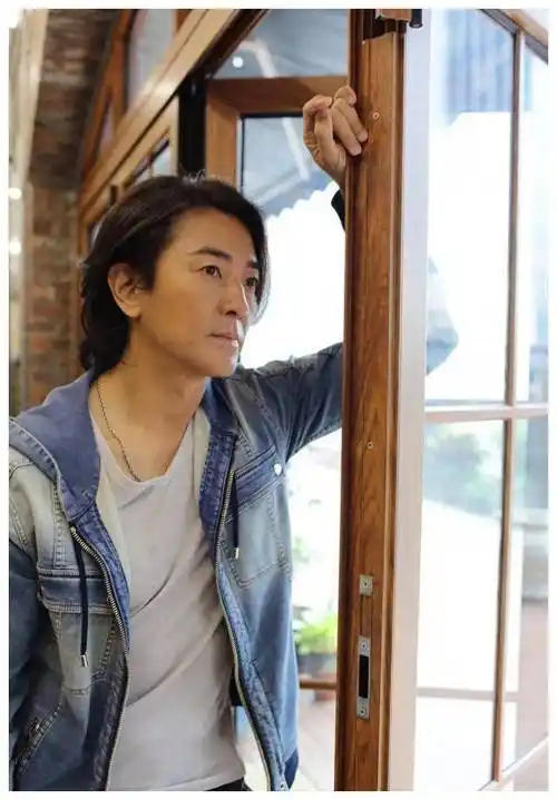 郑伊健夫妇神秘现身惊艳蒙嘉慧50岁俩人引爆现场