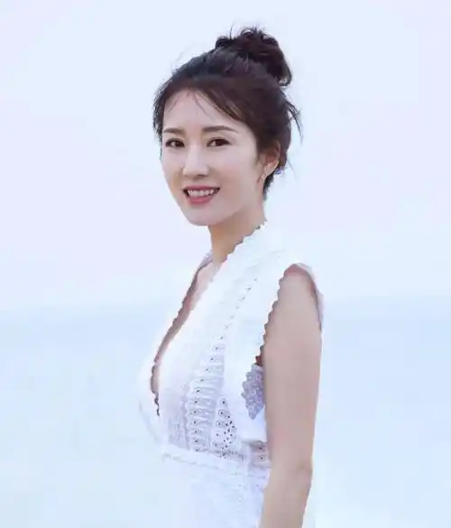 魅力四射李念:性感尤物的写真,饱满韵味中散发着无法抵挡的魅力!