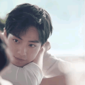 《音乐微电影》肖战趴着帅气gif动图_动态图_表情包下载_soogif