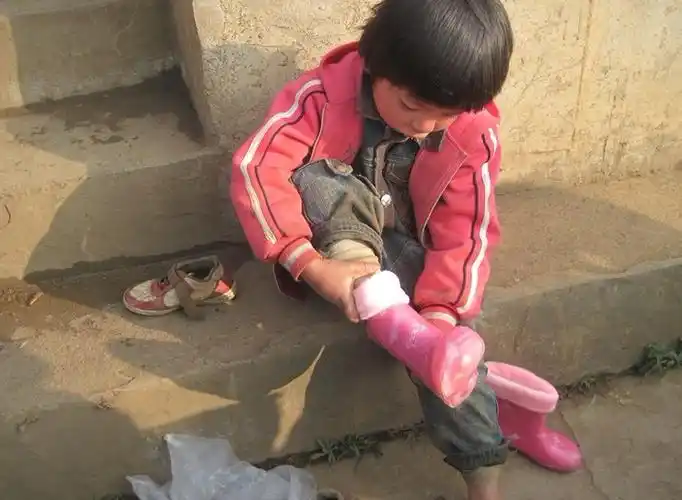 【引用】大山孩子们不再走在泥泞的道路上(组图)