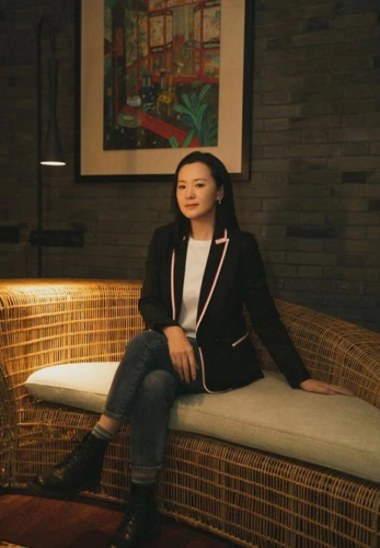 什么是东方女性真气质?49岁咏梅终于高调,全黑西装自信优雅