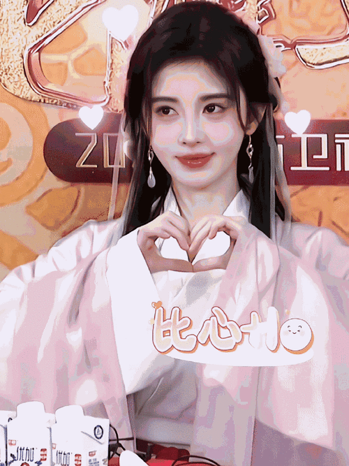 鞠婧祎龙年比心五连拍