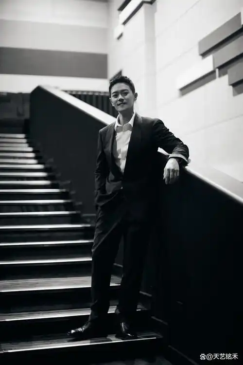 曹骏曝光黑白西装写真 光影流动中彰显绅士魅力