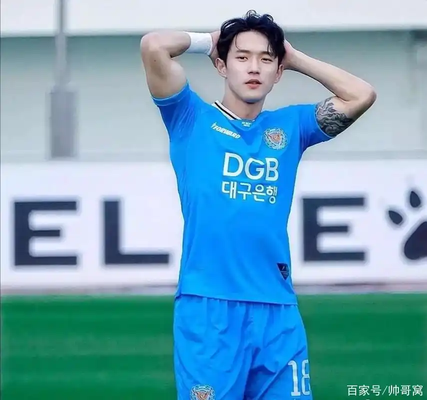 体坛超帅新星,身高188,体重80公斤,完美体形,靠颜值走红!