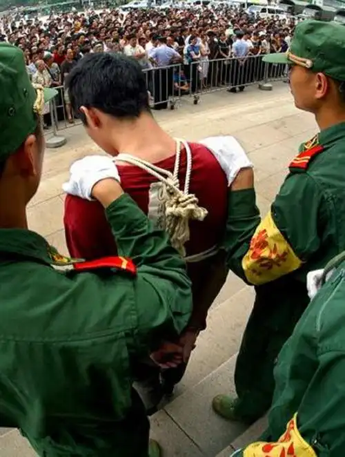 罗马尼亚首相被枪决真实影像,临死前西装革履,死状狼狈形成反差-度小