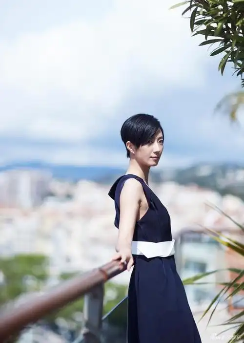 38岁桂纶镁穿深v蓝色小礼裙,身材高挑气质出众,网友:女神!