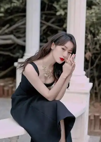 袁冰妍性感黑色吊带裙气质撩人写真