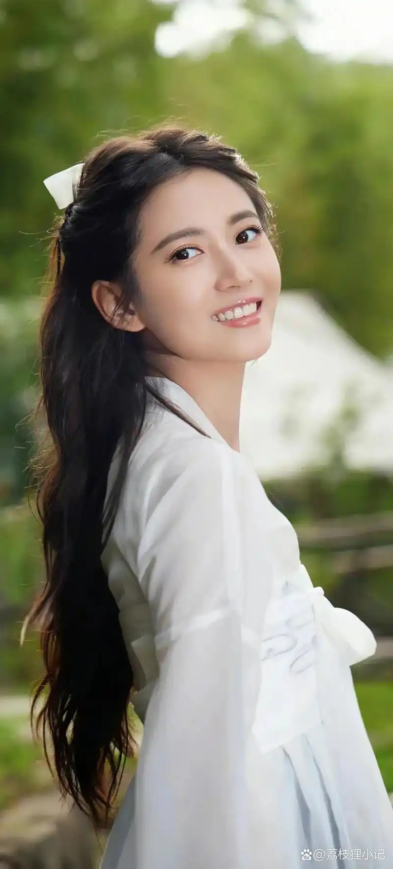 陈钰琪:演艺界璀璨星辰,独特魅力引领市场新风向 陈钰琪,作为演艺界的