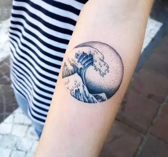 纹身作品推荐分享带点小清新气质的海浪纹身图案,喜欢就拿图來店试试