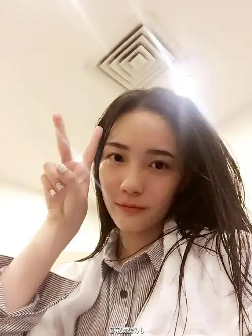 赵嘉敏儿:今天学了仰泳 能边游边看世界的感觉真好