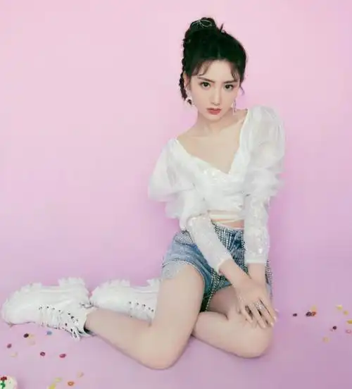 毛晓彤带火新穿搭短上衣高腰裤秀细腰身高163却穿出长腿