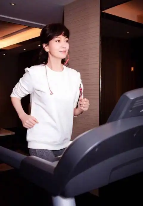 60岁赵雅芝健身美照 仙女姐姐无疑了