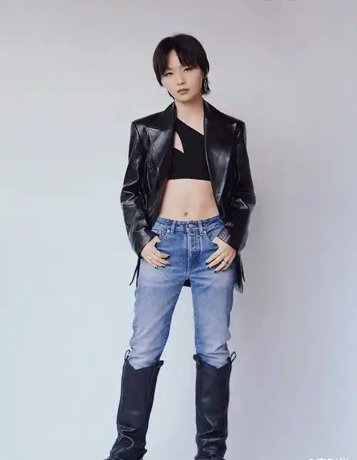 周笔畅不再是假小子穿露背礼服秀身材曲线美成全场焦点