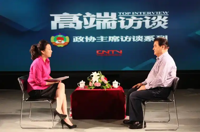 新疆维吾尔自治区政协主席艾斯海提克里木拜接受中国网络电视台《高端