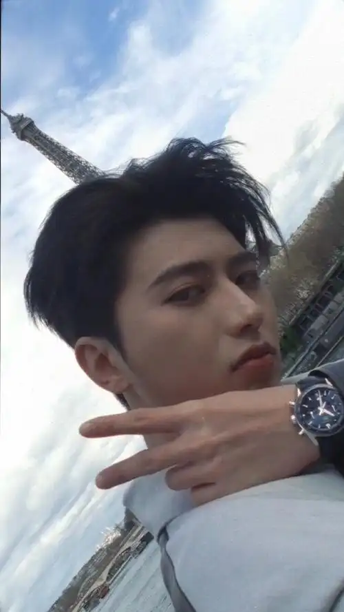 vlog#蔡徐坤自拍视角好帅好爱,这不就是正在和女朋友汇报工作的坤坤嘛