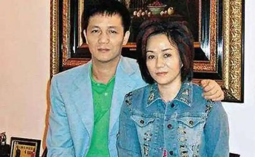 原创毛玉萍助老公成首富后不听话成龙为她求情现送儿子15亿豪宅