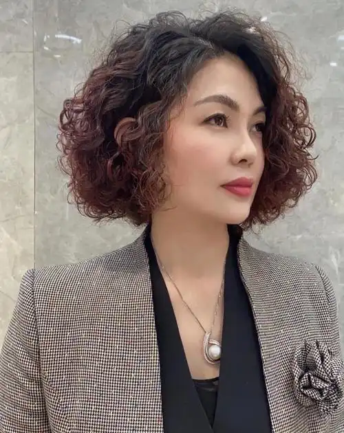 五六十岁的女人,尽量避开老年款发型,这些显气质的款更适合