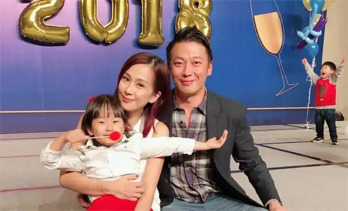 文颂娴的老公是谁 三级脱星户外车震逼婚后迅速产女当稳阔太