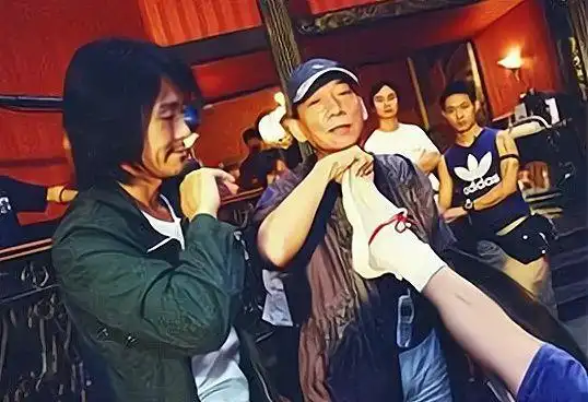 被誉为"第一武术指导",4个弟弟都是演员,周星驰为其斟酒|李连杰|成龙