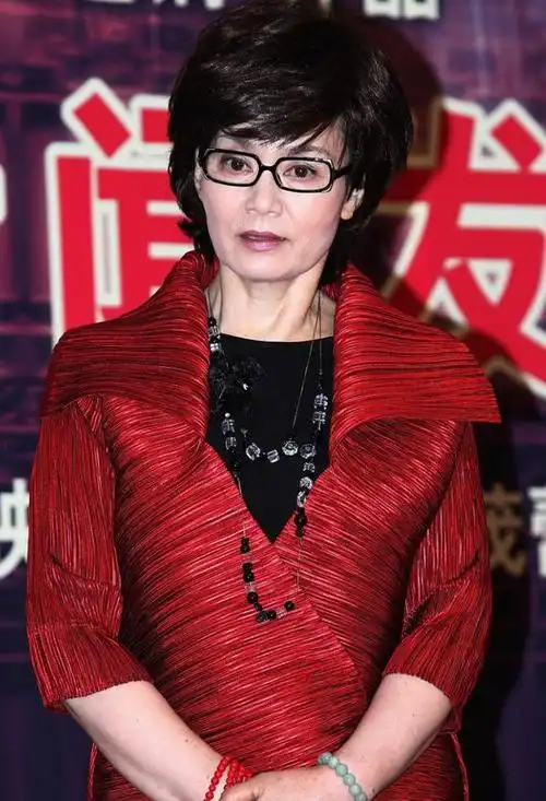 潘虹哪像奔七的样?穿红色皱褶装配百褶裙,气色被点亮太娇艳了