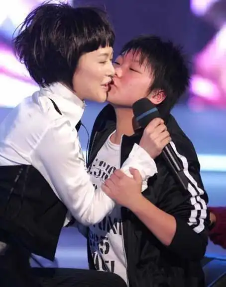 组图狂热歌迷狂啃谭维维回过神来欣然接受