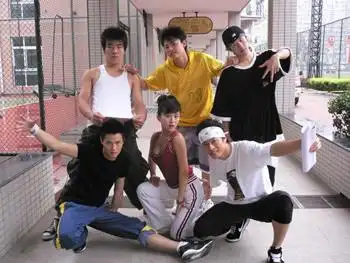 10987654321《街舞少年》剧照:结果出来了,最后胜出的队伍是洞察者.