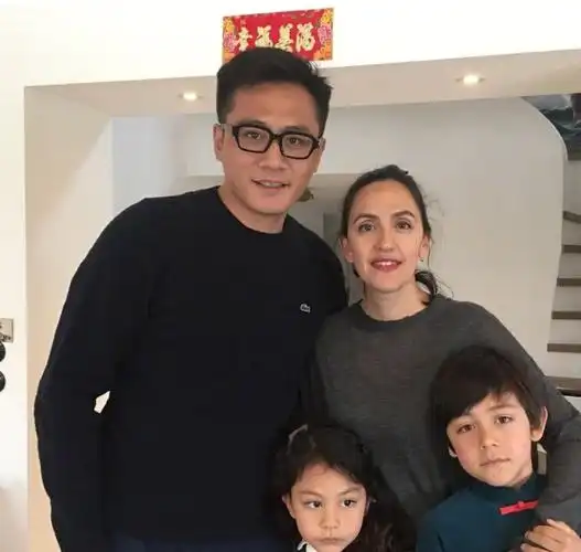 原创刘烨带老婆去爬山诺一霓娜气质特殊似流浪安娜白发像老太太