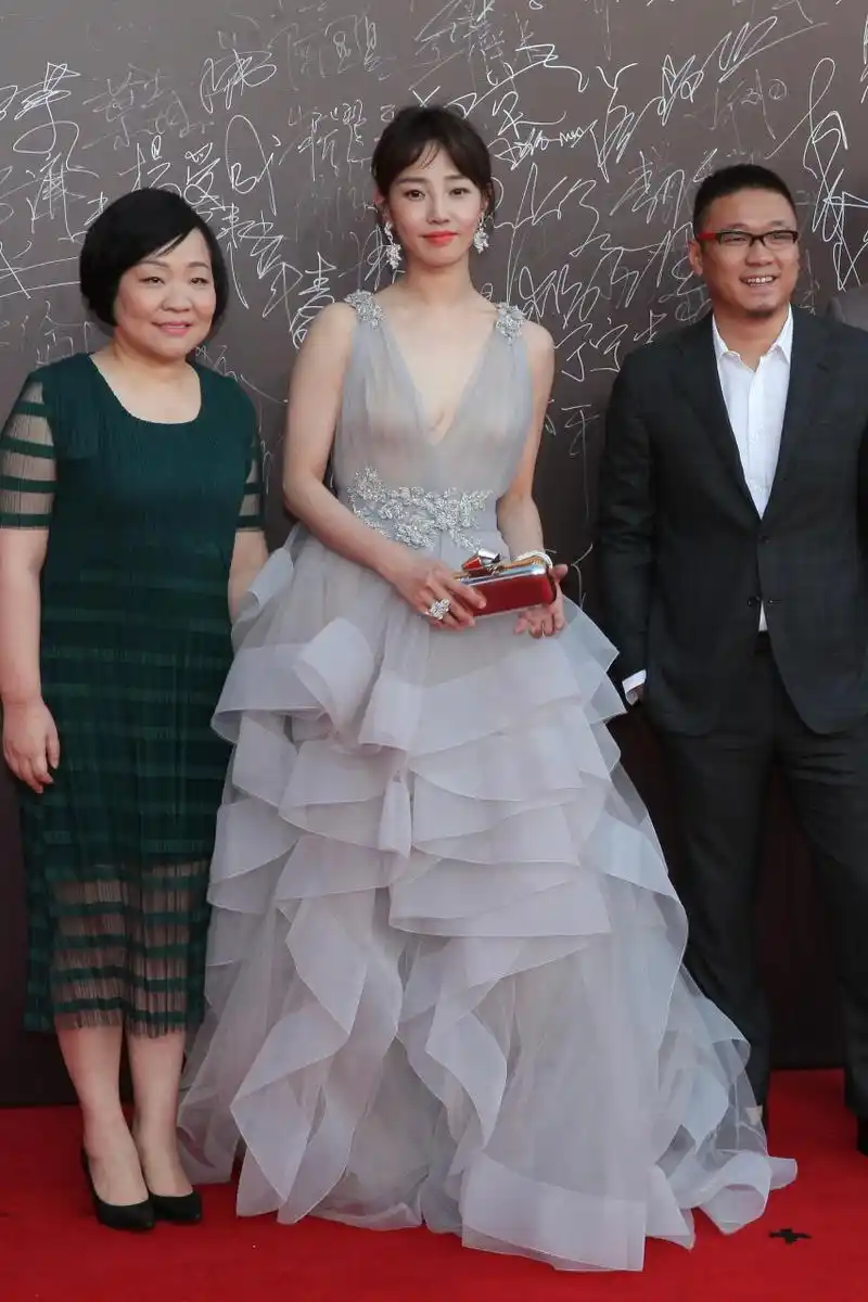 白百合身穿深v透视礼服,展示了她完美的身体曲线