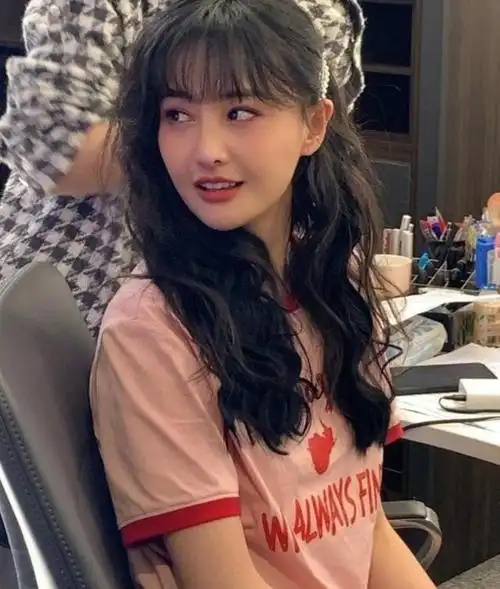 郑爽的最新发型火了,它叫"蛋蛋卷",温柔甜美,圆脸也适合!_腾讯新闻