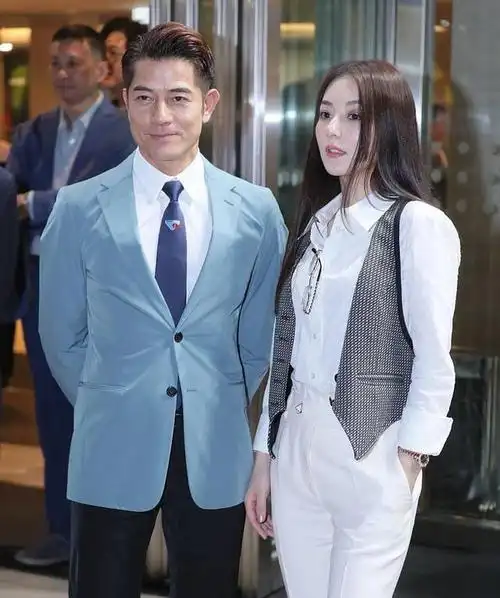 郭富城过58岁生日方媛和女儿为老公庆祝幸福感爆棚