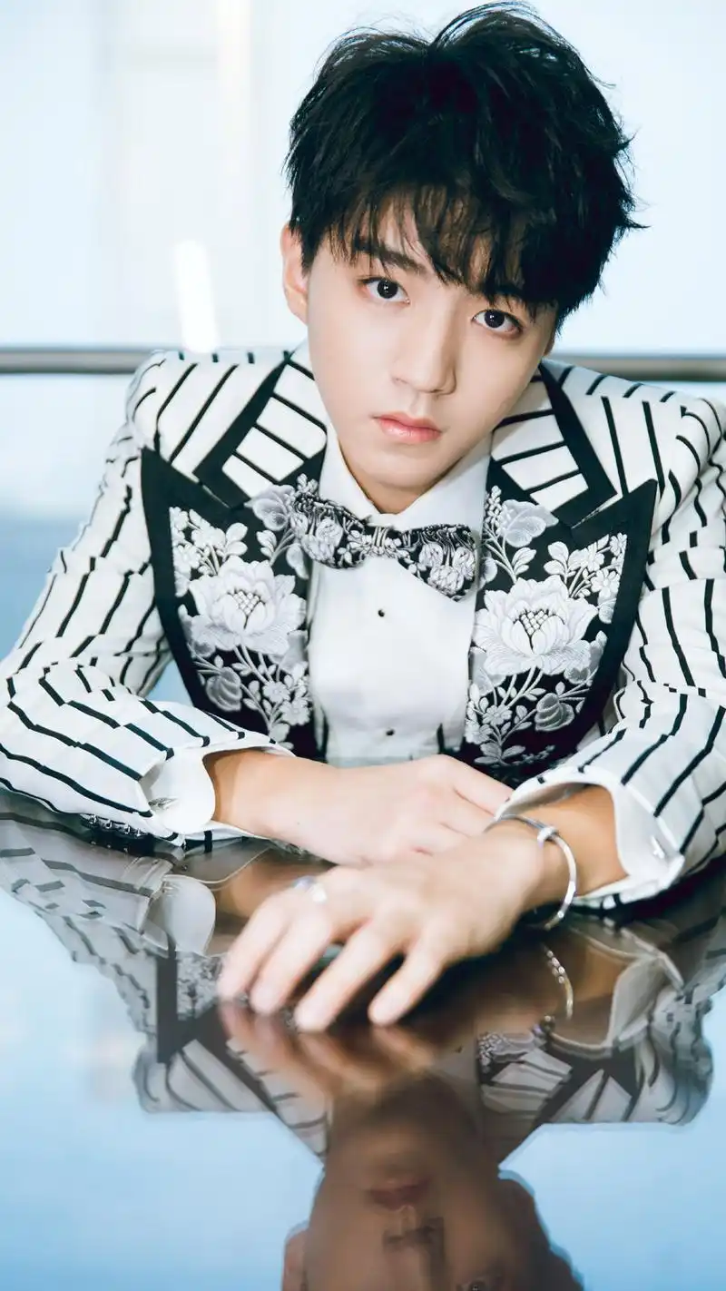 王俊凯,1999年9月21日生于中国重庆,中国内地男歌手,演员,tfboys队长