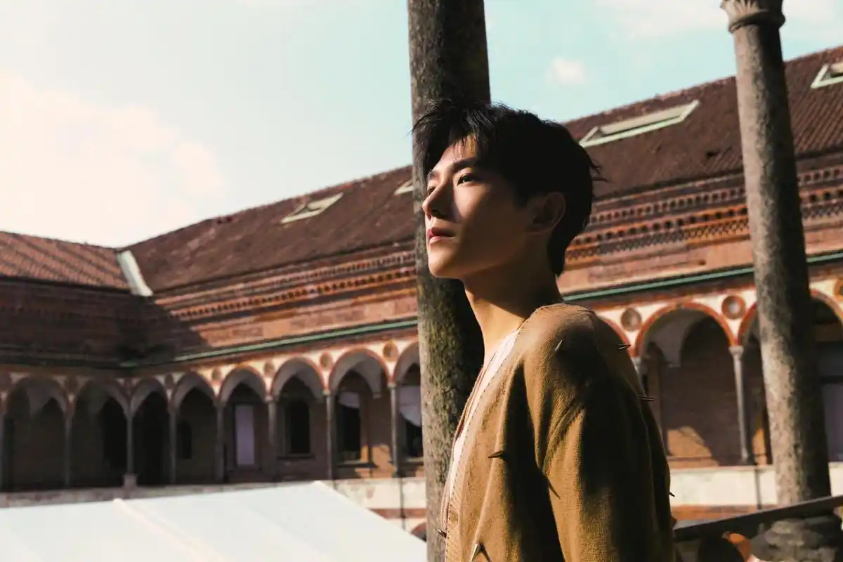 杨洋铆钉针织开衫 杨洋最新造型大片,铆钉针织开衫帅气十足,暖阳下