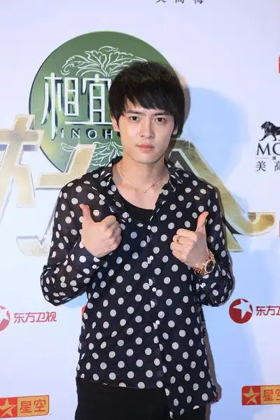 付辛博舞林半决赛压力大 逛澳门老街吃蛋挞减压