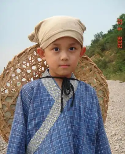 除了古装戏,童年时期的吴磊还演过很多民国戏和现代戏,精致的五官