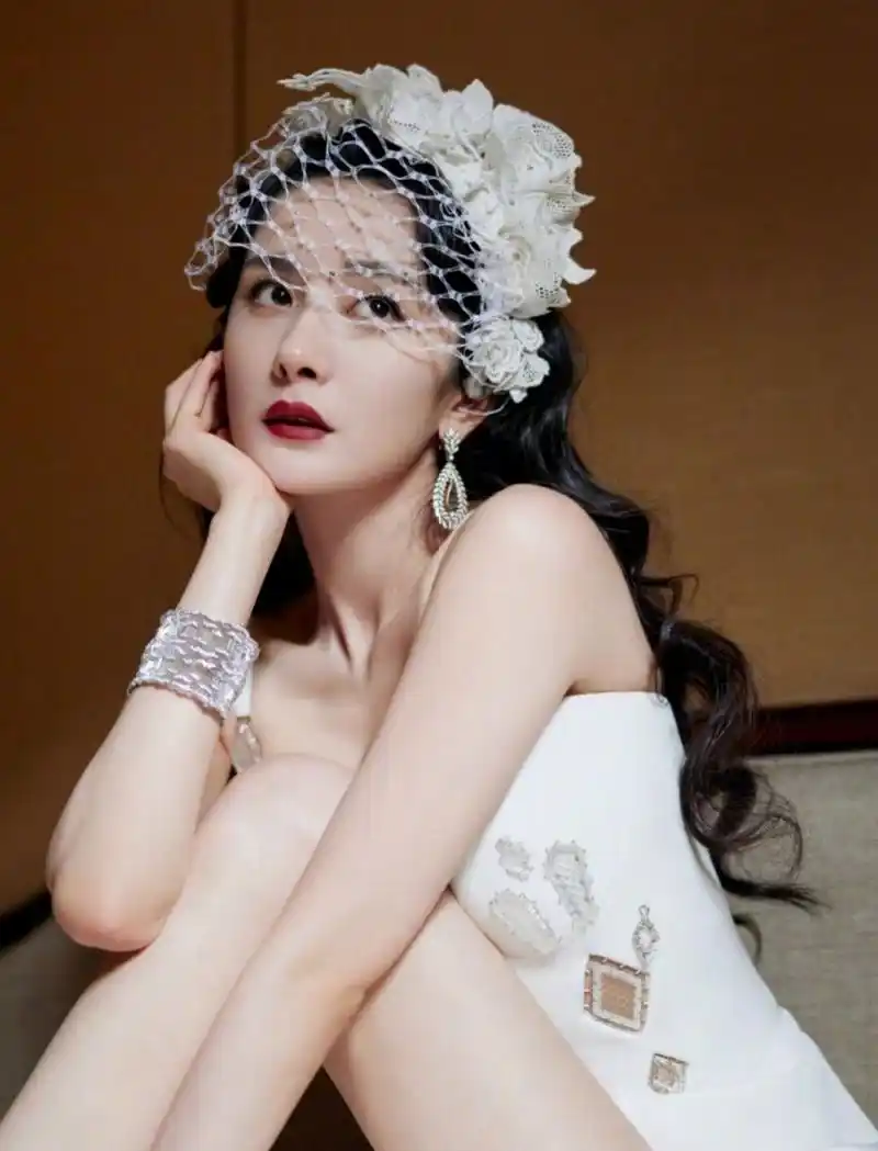 被杨幂的复古造型惊艳了 vogue新篇章之夜 杨幂身穿ulyana sergeenko