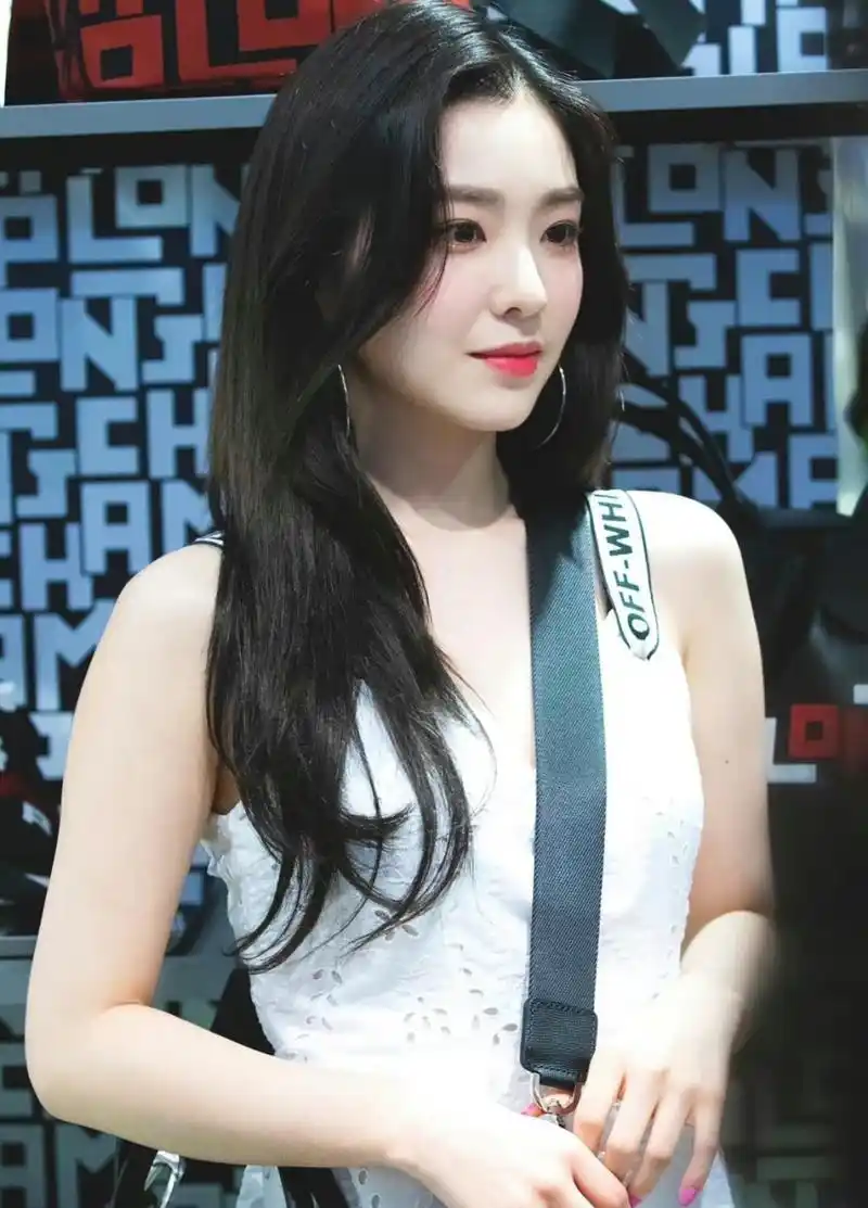 日常穿搭# 裴珠泫白色镂空宽吊带无袖体桖打扮,很干净利落的打扮右换