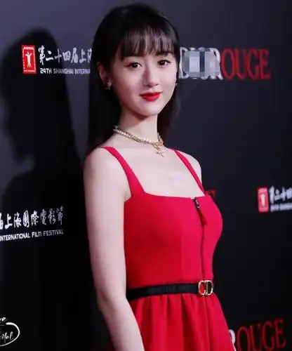 袁冰妍出席红毯被拍相当有型啊