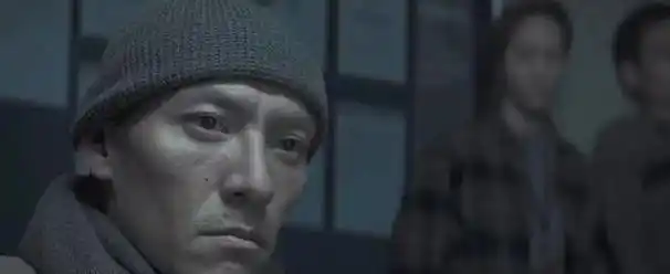 张震剃了光头,病榻之上气息微弱,身形瘦削得几乎只剩下骨架,让人不忍