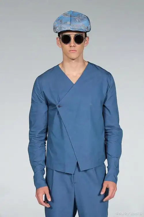 藏青色衣服这样搭好看又时尚